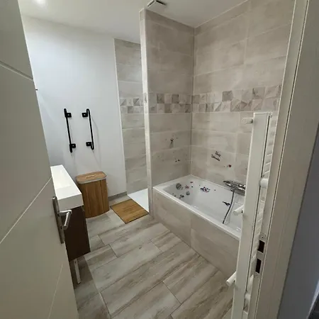 Villa , Piscine , Jacuzzi 10 Min De La *